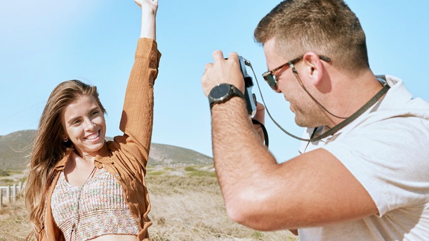 Fotógrafo haciendo foto en un viaje