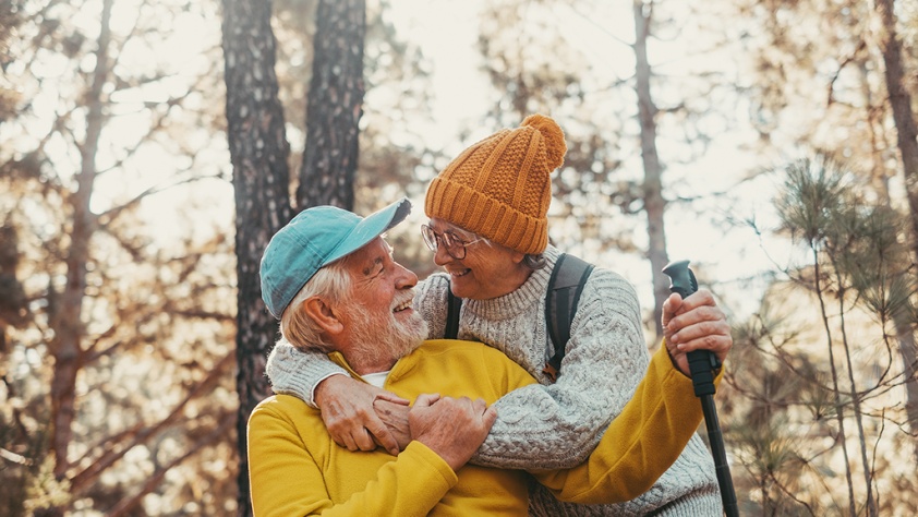 Pareja de personas mayores en un viaje